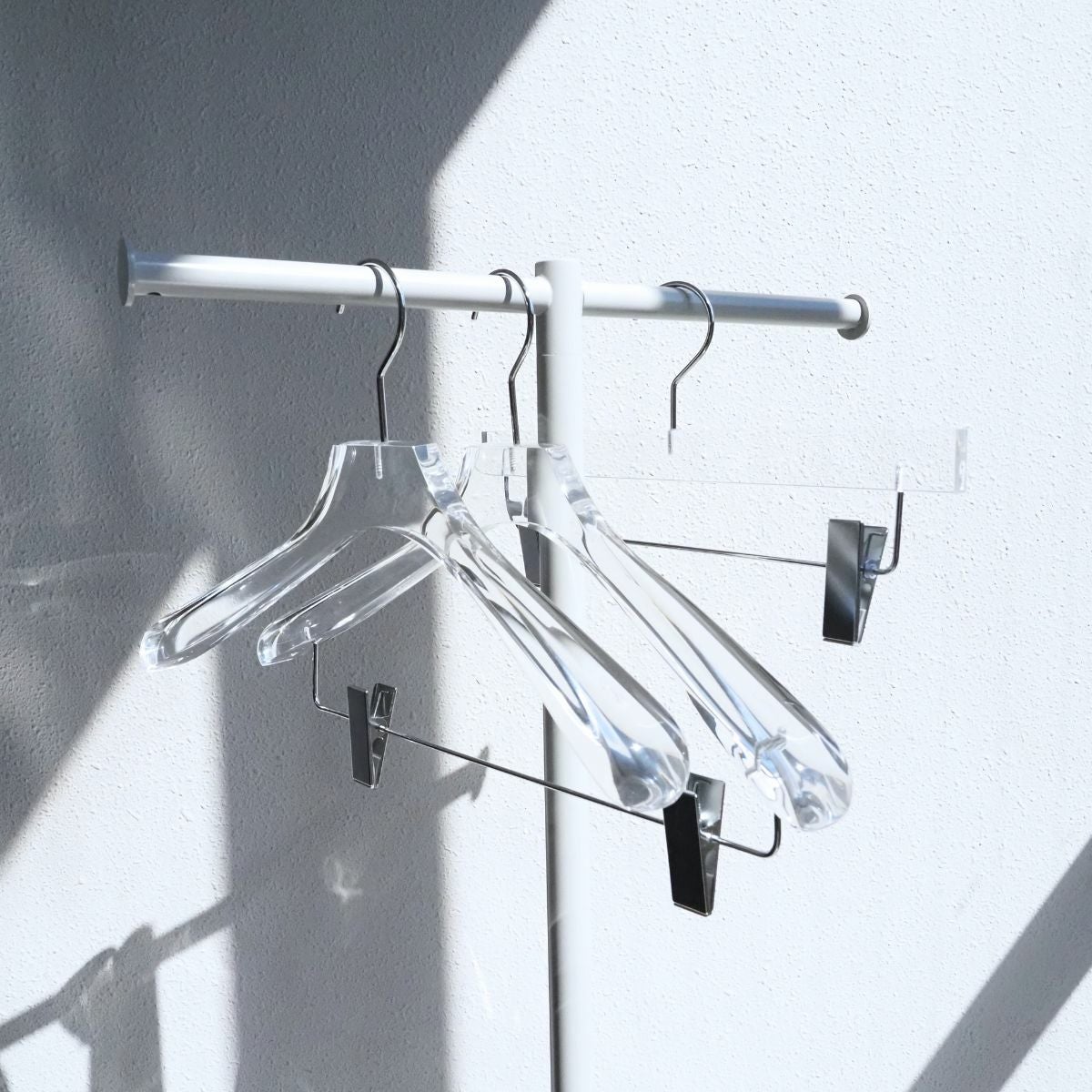 アクリルハンガー　メンズスーツハンガー　クリップ付き 透明 W420cm T4cm